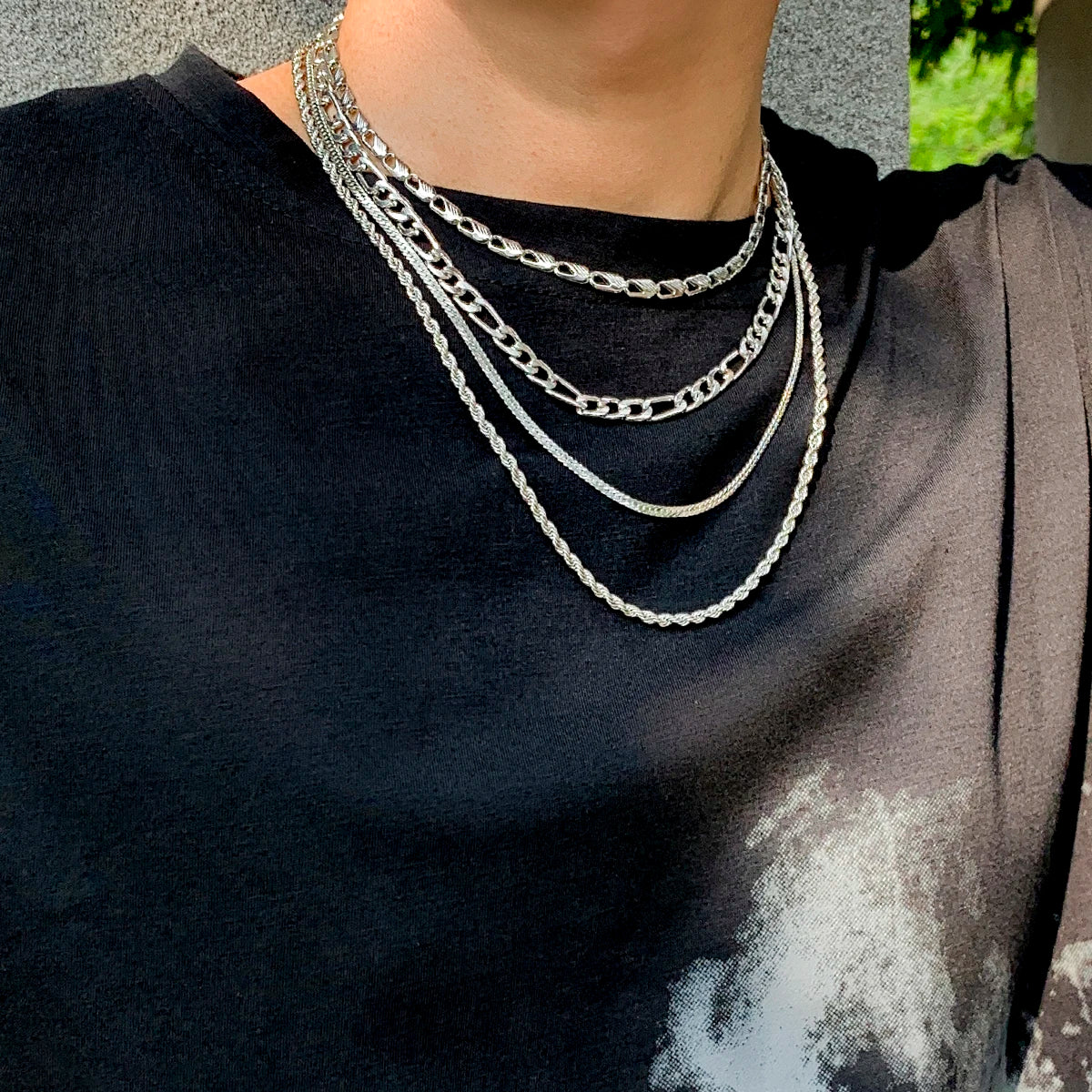 מארז 4 שרשראות ״נייט אאוט״